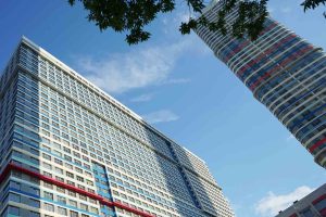 In China, skyscrapers are so tall they’ve created a new job : people who deliver food to the top floors